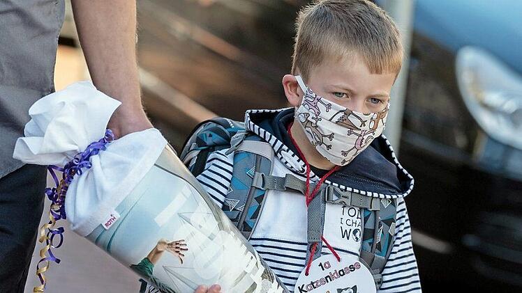 Zuckertüte und Maske: Für 1058 Erstklässler in Coburg Stadt und Land beginnt am kommenden Dienstag der Ernst des Lebens. Foto: Peter Steffen/dpa
