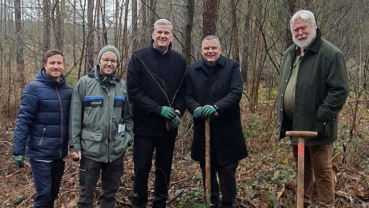 Volkach: &Uuml;ber 3400 Baum-Setzlinge - Raiffeisenbank spendet f&uuml;r "Waldumbau"