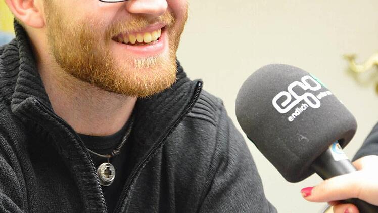 Armin Bestelmeyer von der Band "Wegweiser" im Interview mit den ,,Jungen Talenten''. Foto: Pat Christ