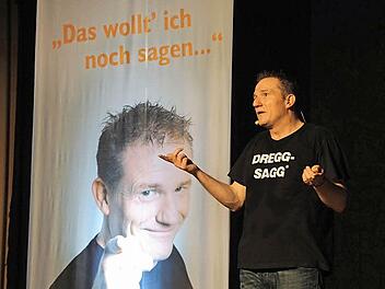 Manchmal ist sogar er ratlos, auch wenn das selten vorkommt: Michl Müller gastierte am Samstagabend in der Rhönfesthalle. Der Musikverein Stangenroth hatte zu der Veranstaltung eingeladen, und trotz Champions-League-Finale war die Halle proppenvoll. Foto: Christian Dijkstal