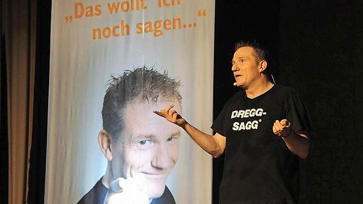Manchmal ist sogar er ratlos, auch wenn das selten vorkommt: Michl Müller gastierte am Samstagabend in der Rhönfesthalle. Der Musikverein Stangenroth hatte zu der Veranstaltung eingeladen, und trotz Champions-League-Finale war die Halle proppenvoll. Foto: Christian Dijkstal