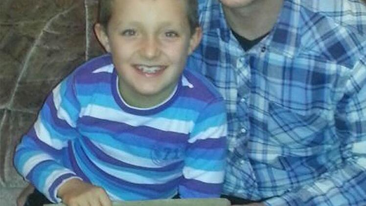 Mark Werner und sein Sohn Luis sind stolz auf ihren Fund in der Sander Flur. Inzwischen sind die Stücke beim Landesamt.