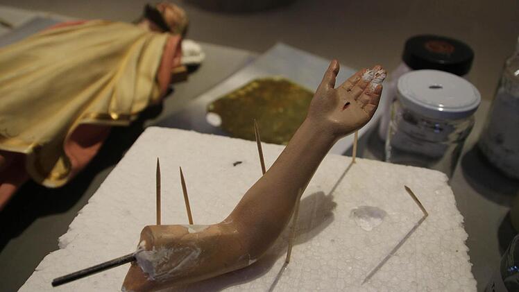 Der Arm der Jesusstatue (links im Bild) auf Styropor Foto: Franziska Knobloch