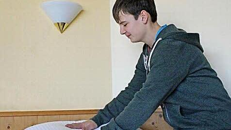 Dass mit dem Bettenmachen, das sei nichts für ihn, sagt der 14-jährige Jonas.  Fotos: Anja Greiner