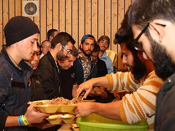 Bei der Betreuung der Flüchtlinge helfen viele. Auch die Türkische Gemeinde, die etliche zum Essen eingeladen hat. Foto: Archiv/Katrin Geyer