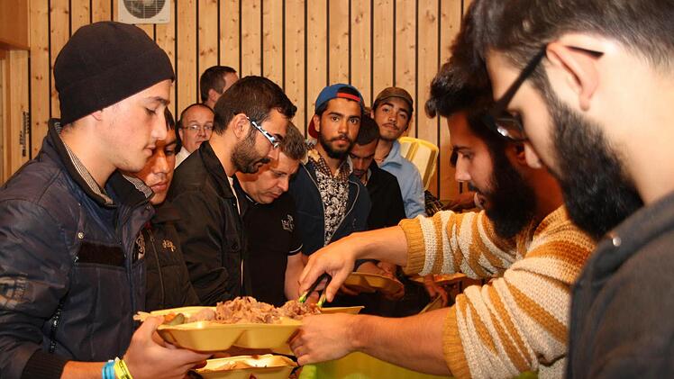 Bei der Betreuung der Flüchtlinge helfen viele. Auch die Türkische Gemeinde, die etliche zum Essen eingeladen hat. Foto: Archiv/Katrin Geyer