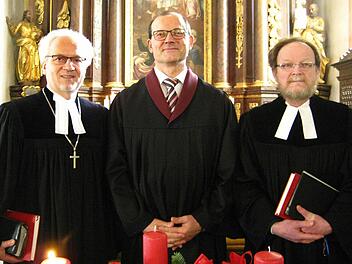 Dekan Hans-Martin Lechner, Konrad Spindler und sein Mentor, Pfarrer Ulrich Rauh (von links) Foto: Dieter Grams