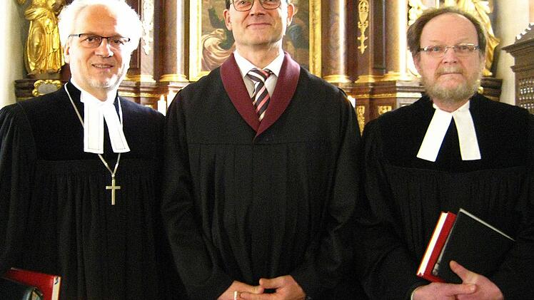 Dekan Hans-Martin Lechner, Konrad Spindler und sein Mentor, Pfarrer Ulrich Rauh (von links) Foto: Dieter Grams