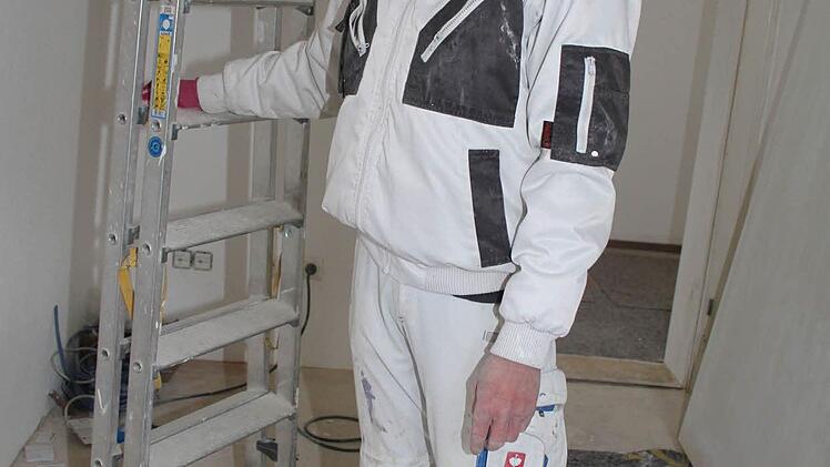 Norbert Hartung ist für die Farbgebung zuständig.