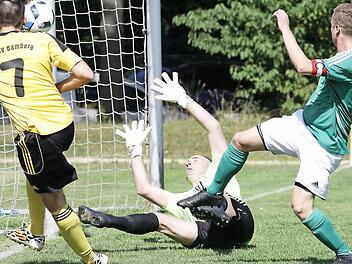 Der Bamberger Michael Rohfritsch (l.) trifft nur das Außennetz. Am Boden Baunachs Torwart Dominik Czepluch, rechts Tomas Tadler. Fotos: sportpress