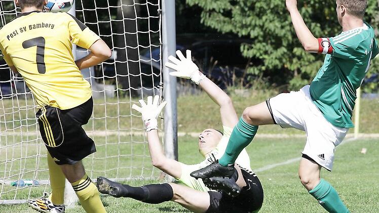 Der Bamberger Michael Rohfritsch (l.) trifft nur das Außennetz. Am Boden Baunachs Torwart Dominik Czepluch, rechts Tomas Tadler. Fotos: sportpress