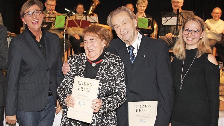 Für 70 Jahre Treue zum BLLV wurden Siegfried Habermann und Anneliese Fischer (mit Urkunden) geehrt.  Fotos: Rainer Glissnik