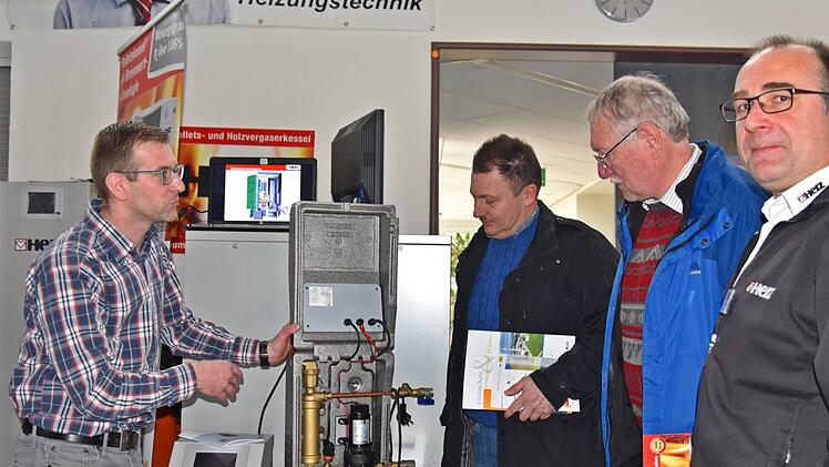 Über die Heizanlagen informiert Jörg Rottenberg der Firma Freß Haustechnik die Besucher Uwe Weiß und Dietmar Westhäuser und Hans-Jürgen Ittner von Herz Energietechnik (von links). Foto: Gabi Arnold