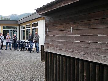 Der Gemeinderat hat die Grillhütte im Innenhof des Hauses der Jugend besichtigt und beschlossen, dass sie nicht renoviert, sondern ersatzlos entfernt werden soll. Foto: Klaus Klaschka