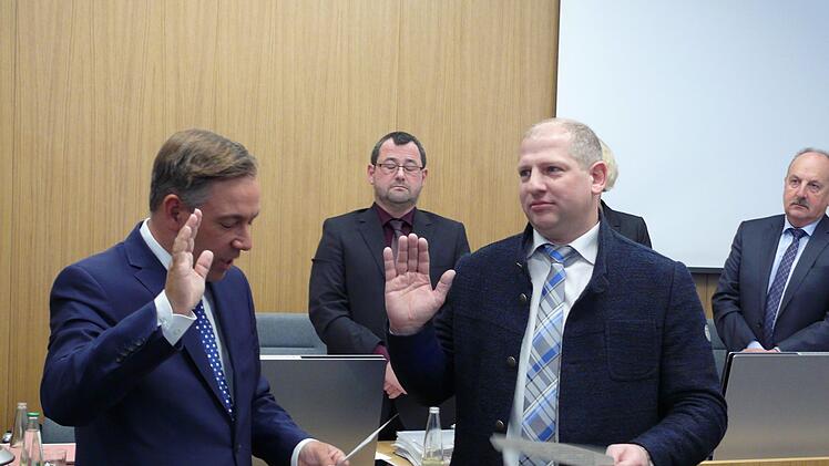 Landrat Alexander Tritthart vereidigt Klaus Faatz als neuen Kreisrat. Er rückt für Heidemarie Löb nach, die ihr Amt niedergelegt hat.  Foto: Karina Brock