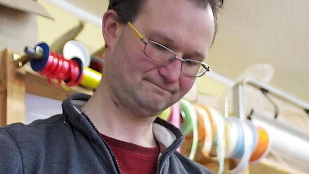 Sandro Walter beim Abwiegen einer Gew&uuml;rzmischung. Foto: Marco Mei&szlig;ner