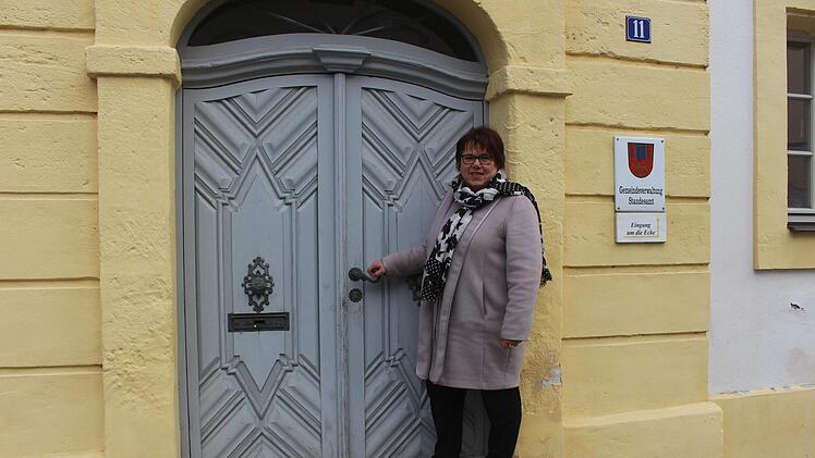 Hinter der Rathaustür liegt seit 40 Jahren der Arbeitsplatz von Irene Beck.    Foto: Evi Seeger