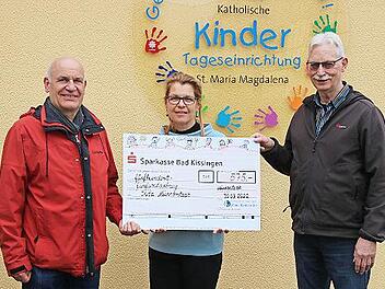 Kindergartenleiterin Barbara Voit (Mitte) freut sich über die Spende, die Zahnarzt Dr. Jörg Reichert (links) überreichte. Rechts Thomas Hahn von der Kirchenverwaltung.
