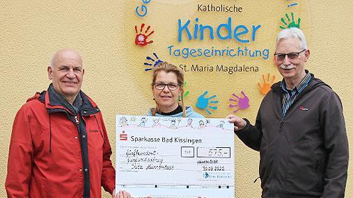 Kindergartenleiterin Barbara Voit (Mitte) freut sich über die Spende, die Zahnarzt Dr. Jörg Reichert (links) überreichte. Rechts Thomas Hahn von der Kirchenverwaltung.