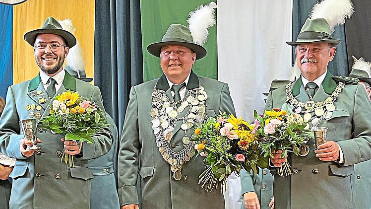 Der amtierende Sch&uuml;tzenk&ouml;nig Oleg Bauer (Mitte) und seine beiden Ritter Konstantin Grimm (l.) und Harald Goch.