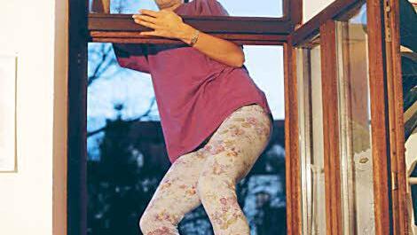 Fensterputzen auf diese Art sollte man unbedingt unterlassen. Foto: Archiv/DBH