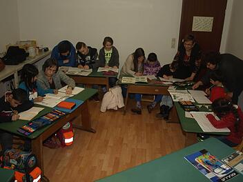 Hausaufgaben in einer fremden Sprache sind ganz schön schwer. Deshalb helfen insgesamt zehn Frauen ehrenamtlich den Schulkindern aus den Asylbewerberfamilien, die in Ebenhausen untergebracht sind . Unser Foto entstand beim Start der Aktion. Foto: Stefan Geiger