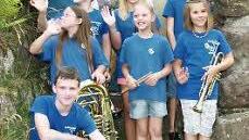 Nach getaner Arbeit wird das Floß wieder ins Wasser gesetzt.