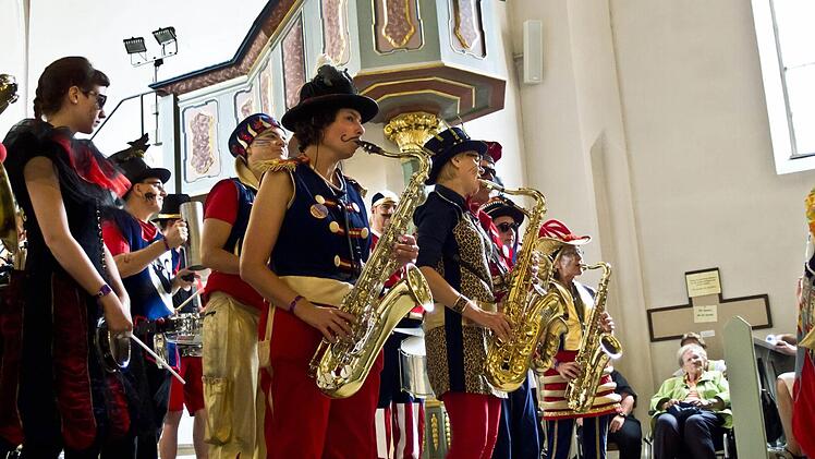 Die Quastenflosser wurden bei ihrem Auftritt in der Coburger Heilig-Kreuz-Kirche begeistert gefeiert.  Foto: Jochen Berger