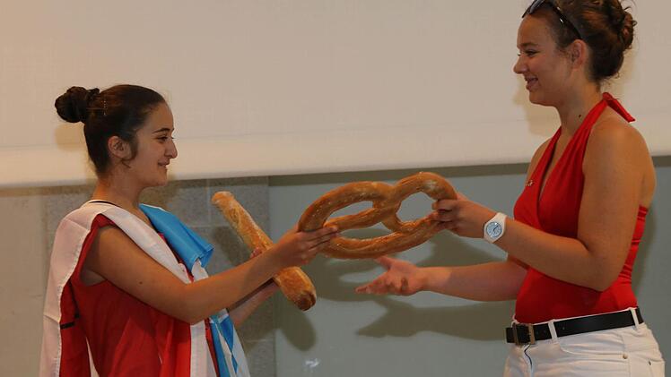 Isabel und Melissa vom Herder-Gymnasium hießen die Gäste in der Aula der Schule willkommen.