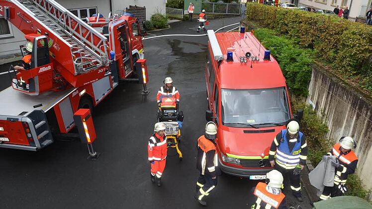 Dramatische Szenen bei der Großübung am Samstag im Haus Kreuzberg der Kurklinik "Am Kurpark" in Bad Kissingen.  Foto: Rauch