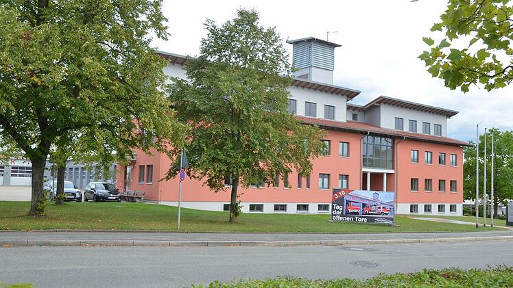 Kräftig investiert hat die Stadt Rödental in das grundlegend sanierte und erweiterte Gebäude der Feuerwehr. Foto: Rainer Lutz
