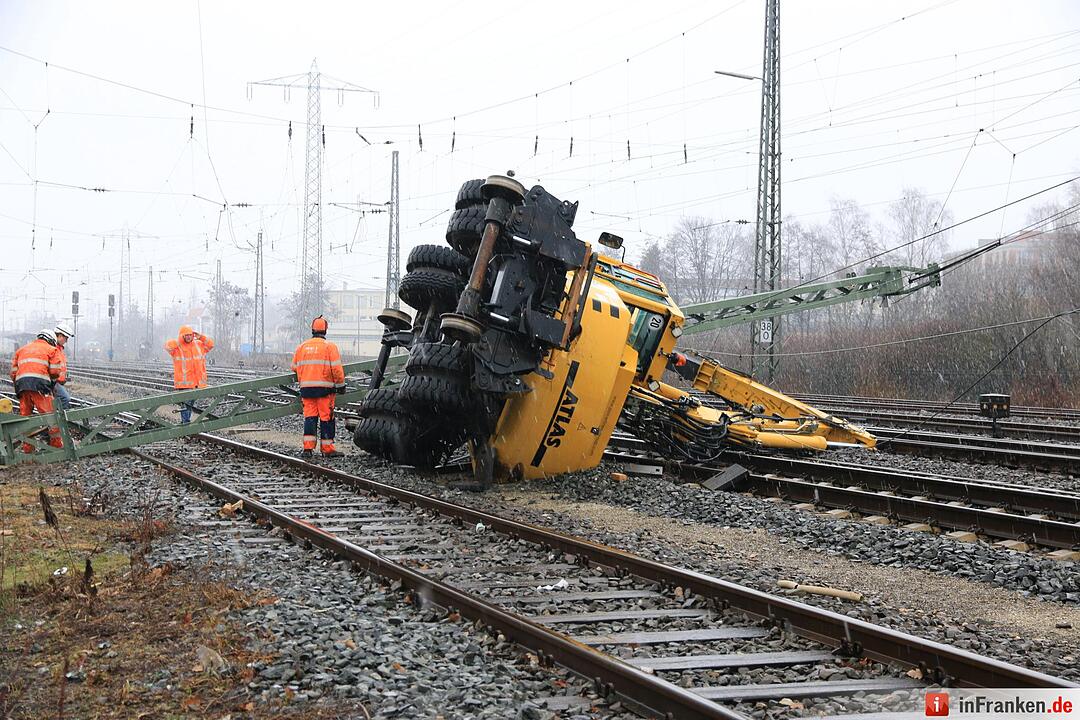 Forchheim: Bagger kippt auf Bahngleis