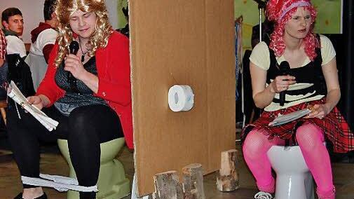 Zwei Klatschweiber auf dem Frauenklo. Foto: Sigismund von Dobschütz