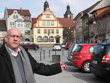 SPD-Fraktionsvorsitzender Axel Dorsch zeigt auf die Situation am Bad Rodacher Marktplatz. Die Frage, wann und wie lange die Innenstadt an Wochenenden vom Verkehr freibleiben soll, beschäftigte die Teilnehmer einer Diskussionsveranstaltung am Dienstag. Klar wurde, dass eine regelmäßige Sperrung, etwa alle zwei Wochen, wohl nur an Samstagen nach 14 Uhr von Mai bis Oktober stattfinden kann - und dann ein Rahmenprogramm stattfinden soll. Foto: Henning Schuster