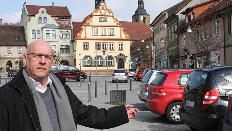 SPD-Fraktionsvorsitzender Axel Dorsch zeigt auf die Situation am Bad Rodacher Marktplatz. Die Frage, wann und wie lange die Innenstadt an Wochenenden vom Verkehr freibleiben soll, beschäftigte die Teilnehmer einer Diskussionsveranstaltung am Dienstag. Klar wurde, dass eine regelmäßige Sperrung, etwa alle zwei Wochen, wohl nur an Samstagen nach 14 Uhr von Mai bis Oktober stattfinden kann - und dann ein Rahmenprogramm stattfinden soll. Foto: Henning Schuster