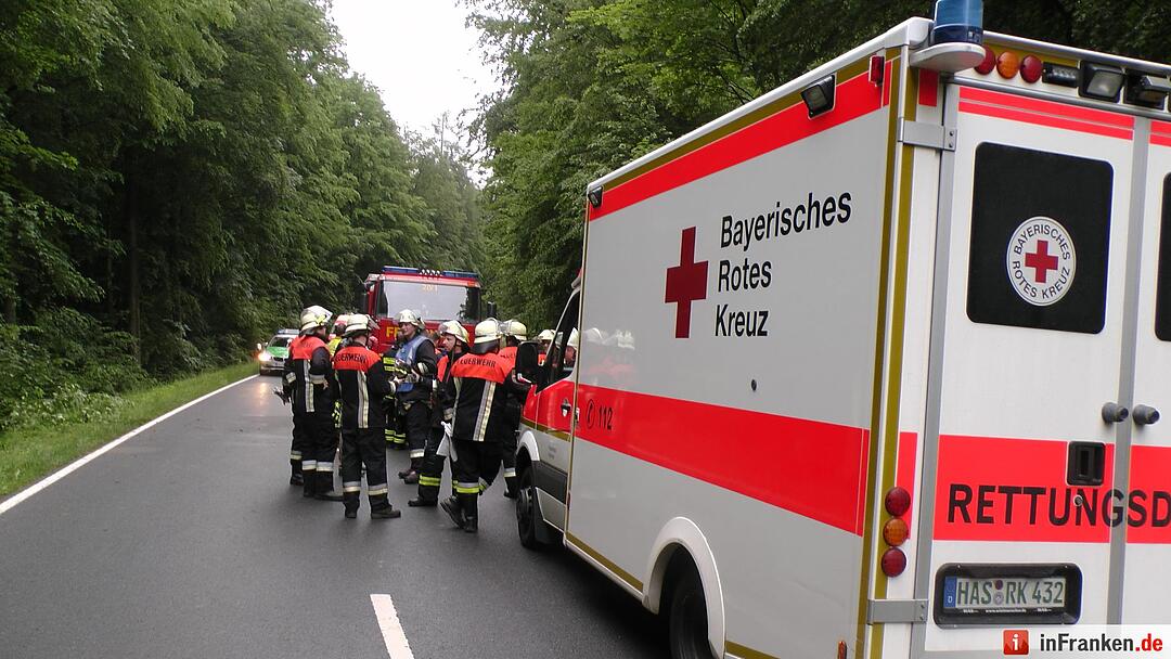 Schrecklicher Unfall erst in den Morgenstunden entdeckt - Fahrer verstirbt in seinem Auto