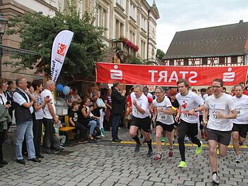 Auf die Plätze, fertig, los: 155 Läufer gingen bei der Neuauflage des Altstadtfest-Firmenlaufs an den Start und zeigten dabei großen sportlichen Ehrgeiz. Fotos: Sonny Adam