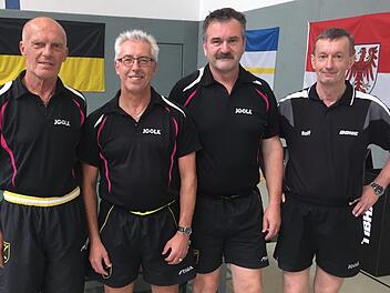Als deutscher Meister kehrten die Tischtennis-Senioren AK 60 des TTC Tiefenlauter aus Schleswig-Holstein zurück: Das erfolgreiche Quartett mit (von links) Günter Fuhrmann, Reiner Kürschner, Peter Betsch und Rolf Eberhardt.  Foto: Hans Franz