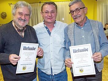 Albert Dorn (links) hält dem Spielmannszug Jahn seit 55, Günther Meier (rechts) seit 50 Jahren die Treue. Dazu gratulierte Jörg Rödel (Mitte).