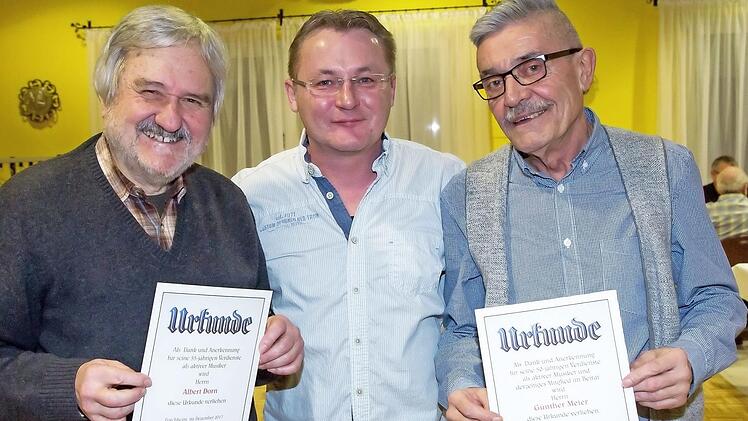 Albert Dorn (links) hält dem Spielmannszug Jahn seit 55, Günther Meier (rechts) seit 50 Jahren die Treue. Dazu gratulierte Jörg Rödel (Mitte).