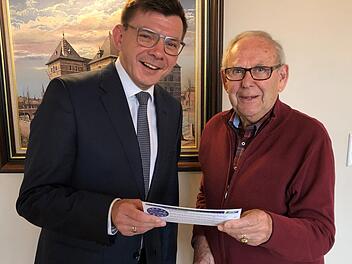 Bürgermeister Armin Warmuth mit dem Ehrenvorsitzenden Edgar Hirt bei der Ziehung der Gewinner.  Foto: Fabian Hamak