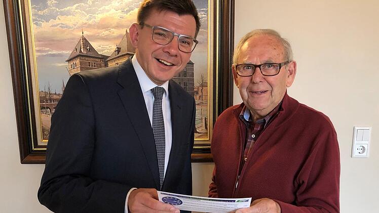 Bürgermeister Armin Warmuth mit dem Ehrenvorsitzenden Edgar Hirt bei der Ziehung der Gewinner.  Foto: Fabian Hamak