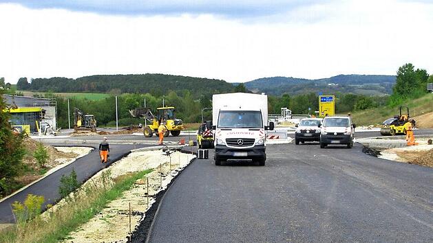 Stra&szlig;e in Sicht: Nach Asphaltierungsarbeiten am entstehenden Untersiemauer Kreisel ist bereits wieder die Auffahrt zur B&nbsp;4 zu erkennen. Voraussichtliche Freigabe: Ende Oktober.  Foto: Norbert Karbach