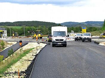 Straße in Sicht: Nach Asphaltierungsarbeiten am entstehenden Untersiemauer Kreisel ist bereits wieder die Auffahrt zur B 4 zu erkennen. Voraussichtliche Freigabe: Ende Oktober.  Foto: Norbert Karbach