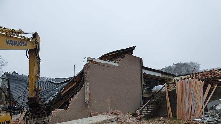 Der Abriss der Schulsporthalle  in Gößweinstein hat begonnen. Foto: Thomas Weichert