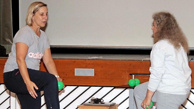 Zeigen, wie es geht: die Kursleiterin Sonja Förtsch (links) und Herzsportärztin Christa Roth beim "Vorturnen"  Fotos: Günther Geiling