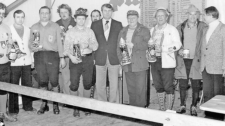 Die Siegerehrung nach der fünften Volkswanderung in Strössendorf im Jahr 1978: Den ersten Platz belegte damals der Wanderclub Weismain, der an diesem Tag 186 Wanderer auf die Beine gebracht hatte. Weitere Spitzenplatzierungen belegten die Wanderer aus Danndorf, Michelau, Küps, Redwitz, Uetzing und Lichtenfels; in der Bildmitte der damalige Bürgermeister und Schirmherr Fred Hermannsdörfer, ganz rechts TV-Vorsitzender Simon Schmidt.