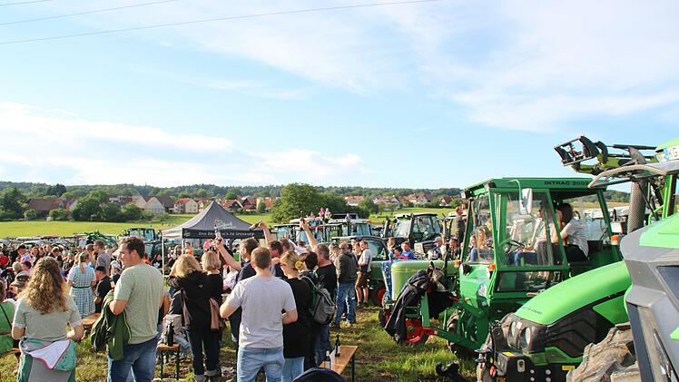 Die Dorfrocker waren für ein Konzert nach  Schwärzelbach gekommen. Ihre Fans rückten mit Traktoren an.