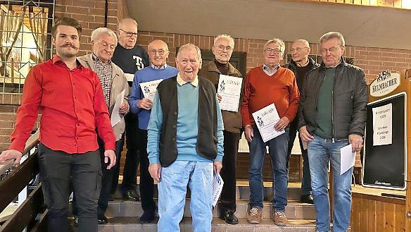 Für jahrzehntelange Vereinstreue wurden etliche Mitglieder ausgezeichnet.
