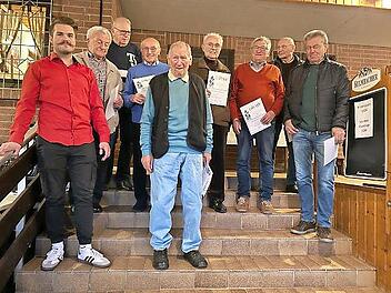 Für jahrzehntelange Vereinstreue wurden etliche Mitglieder ausgezeichnet.